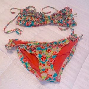 😍 Rockin’ Ruffled Floral Bikini!  👙